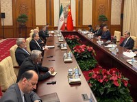 Menteri Luar Negeri Iran Abbas Araqchi bertemu dengan Menteri Luar Negeri Tiongkok Wang Yi di Beijing, Tiongkok, dalam gambar yang dirilis pada 6 Mei 2026 ini. Seyed Abbas Araqchi via Telegram/Handout via REUTERS