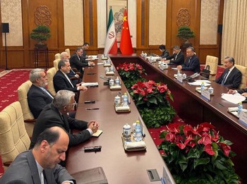 Menteri Luar Negeri Iran Abbas Araqchi bertemu dengan Menteri Luar Negeri Tiongkok Wang Yi di Beijing, Tiongkok, dalam gambar yang dirilis pada 6 Mei 2026 ini. Seyed Abbas Araqchi via Telegram/Handout via REUTERS