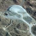 Citra satelit yang diberikan oleh Vantor ini menunjukkan tampilan lebih dekat dari kendaraan yang hancur di kompleks terowongan Gunung Pickaxe yang berdekatan dengan Fasilitas Nuklir Natanz dekat Natanz, provinsi Isfahan, di Iran tengah pada 7 Maret