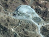 Citra satelit yang diberikan oleh Vantor ini menunjukkan tampilan lebih dekat dari kendaraan yang hancur di kompleks terowongan Gunung Pickaxe yang berdekatan dengan Fasilitas Nuklir Natanz dekat Natanz, provinsi Isfahan, di Iran tengah pada 7 Maret