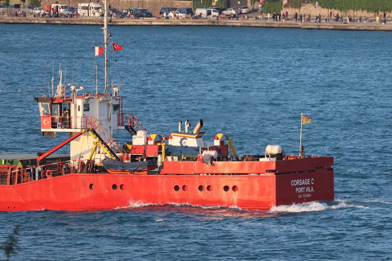 Para anggota Penjaga Pantai Yunani ikut serta dalam operasi pencegahan pencemaran laut, setelah sebuah kapal kargo kandas dan tenggelam di lepas pantai pulau Andros, Yunani, 6 Mei 2026. (Hellenic Coast Guard/Handout via REUTERS)