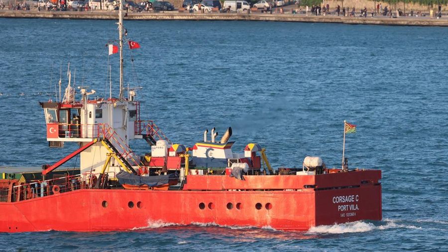 Kapal kargo umum berbendera Vanuatu, Corsage C, melintasi Selat Bosporus di Istanbul, Turki, pada 13 Juni 2025.