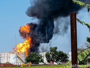 Kebakaran Hebat di Area Pertamina Losarang Indramayu