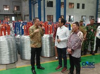 (kiri ke kanan): Commercial Director Beka Wire Indonesia Sandy Suryadi dan Wakil Menteri Perindustrian Faisol Riza dalam Grand Opening Pabrik Kawat Besi Galvanis di Subang, Rabu (6/5/2026). (CNBC Indonesia/Ferry Sandi)