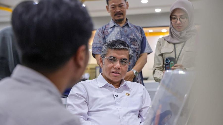Menteri Ketenagakerjaan (Menaker) Yassierli saat meninjau pelaksanaan program pemagangan nasional di PT Yupi Indo Jelly Gum Tbk, Gunung Puteri, Bogor, Jawa Barat, Rabu (6/5/2026). (Dok. Kemnaker)