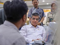 Menteri Ketenagakerjaan (Menaker) Yassierli saat meninjau pelaksanaan program pemagangan nasional di PT Yupi Indo Jelly Gum Tbk, Gunung Puteri, Bogor, Jawa Barat, Rabu (6/5/2026). (Dok. Kemnaker)