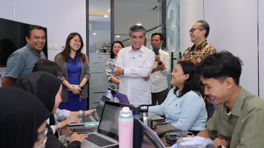 Menteri Ketenagakerjaan (Menaker) Yassierli saat meninjau pelaksanaan program pemagangan nasional di PT Yupi Indo Jelly Gum Tbk, Gunung Puteri, Bogor, Jawa Barat, Rabu (6/5/2026). (Dok. Kemnaker)