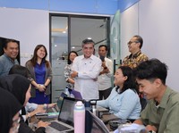 Menteri Ketenagakerjaan (Menaker) Yassierli saat meninjau pelaksanaan program pemagangan nasional di PT Yupi Indo Jelly Gum Tbk, Gunung Puteri, Bogor, Jawa Barat, Rabu (6/5/2026). (Dok. Kemnaker)