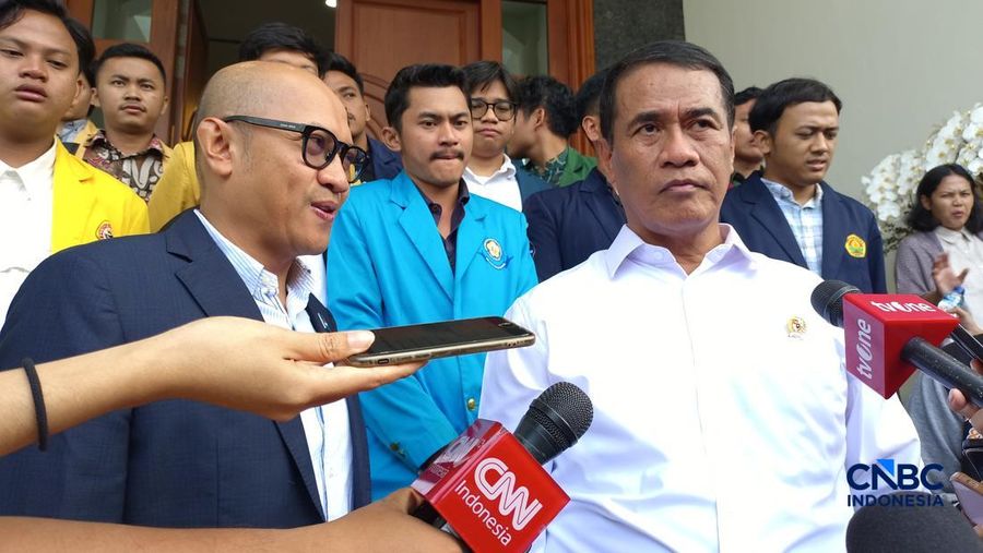 Menteri Pertanian/Kepala Bapanas, Amran Sulaiman menerima kunjungan 100 Badan Eksekutif Mahasiswa (BEM) dari seluruh Indonesia di kediaman pribadinya, Jakarta, Rabu (6/5/2026). (CNBC Indonesia/Martyasari Rizky)