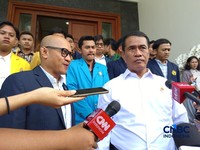 Menteri Pertanian/Kepala Bapanas, Amran Sulaiman menerima kunjungan 100 Badan Eksekutif Mahasiswa (BEM) dari seluruh Indonesia di kediaman pribadinya, Jakarta, Rabu (6/5/2026). (CNBC Indonesia/Martyasari Rizky)