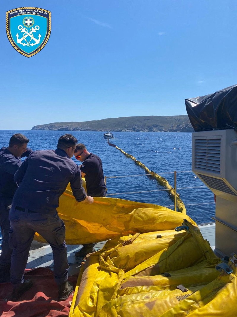 Para anggota Penjaga Pantai Yunani ikut serta dalam operasi pencegahan pencemaran laut, setelah sebuah kapal kargo kandas dan tenggelam di lepas pantai pulau Andros, Yunani, 6 Mei 2026. (Hellenic Coast Guard/Handout via REUTERS)