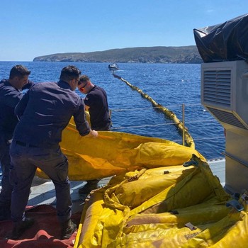 Para anggota Penjaga Pantai Yunani ikut serta dalam operasi pencegahan pencemaran laut, setelah sebuah kapal kargo kandas dan tenggelam di lepas pantai pulau Andros, Yunani, 6 Mei 2026. (Hellenic Coast Guard/Handout via REUTERS)