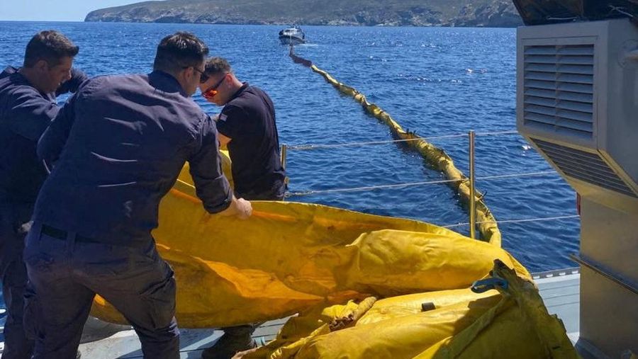 Para anggota Penjaga Pantai Yunani ikut serta dalam operasi pencegahan pencemaran laut, setelah sebuah kapal kargo kandas dan tenggelam di lepas pantai pulau Andros, Yunani, 6 Mei 2026.