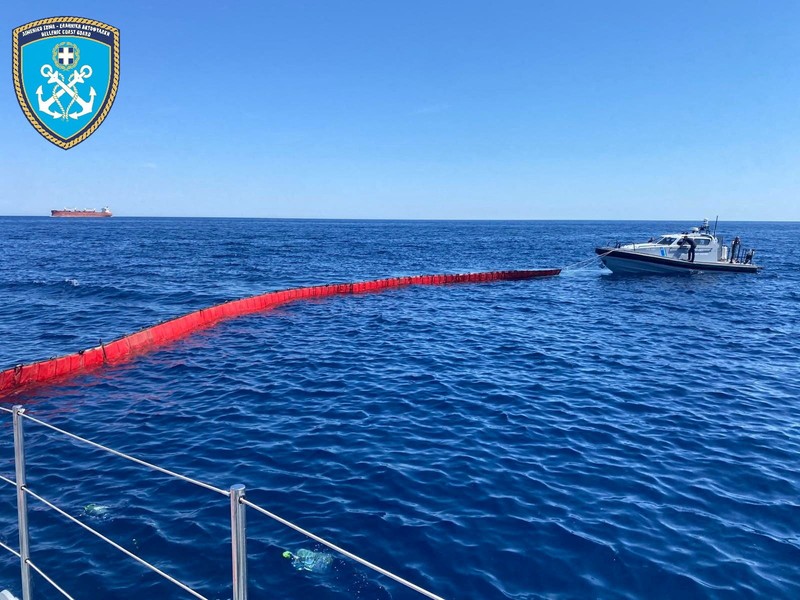 Para anggota Penjaga Pantai Yunani ikut serta dalam operasi pencegahan pencemaran laut, setelah sebuah kapal kargo kandas dan tenggelam di lepas pantai pulau Andros, Yunani, 6 Mei 2026. (Hellenic Coast Guard/Handout via REUTERS)