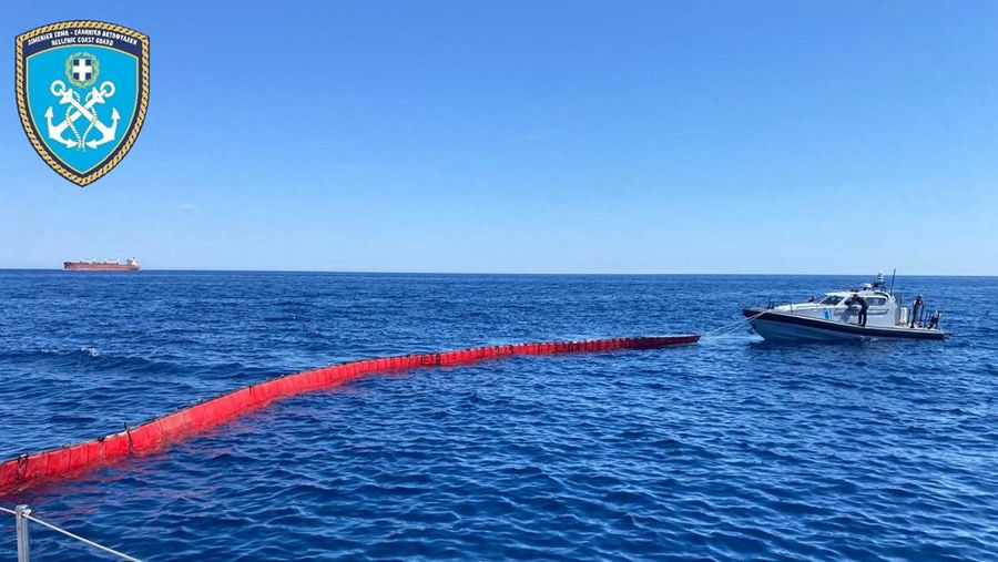 Para anggota Penjaga Pantai Yunani ikut serta dalam operasi pencegahan pencemaran laut, setelah sebuah kapal kargo kandas dan tenggelam di lepas pantai pulau Andros, Yunani, 6 Mei 2026. (Hellenic Coast Guard/Handout via REUTERS)