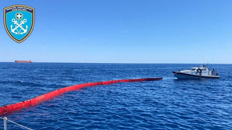 Para anggota Penjaga Pantai Yunani ikut serta dalam operasi pencegahan pencemaran laut, setelah sebuah kapal kargo kandas dan tenggelam di lepas pantai pulau Andros, Yunani, 6 Mei 2026. (Hellenic Coast Guard/Handout via REUTERS)