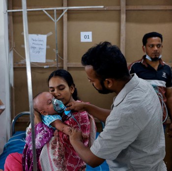 Para orang tua membantu anak-anak yang terinfeksi campak untuk menyesuaikan masker nebulizer mereka saat menerima perawatan di Rumah Sakit DNCC, menyusul wabah yang terjadi di seluruh negeri, di Dhaka, Bangladesh, 6 Mei 2026. (REUTERS/Mohammad Ponir