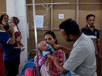 Para orang tua membantu anak-anak yang terinfeksi campak untuk menyesuaikan masker nebulizer mereka saat menerima perawatan di Rumah Sakit DNCC, menyusul wabah yang terjadi di seluruh negeri, di Dhaka, Bangladesh, 6 Mei 2026. (REUTERS/Mohammad Ponir