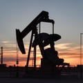 Pemandangan dari drone yang memperlihatkan pompa minyak dan anjungan pengeboran di selatan Midland, Texas, AS, 11 Juni 2025. (REUTERS/Eli Hartman/File Foto)