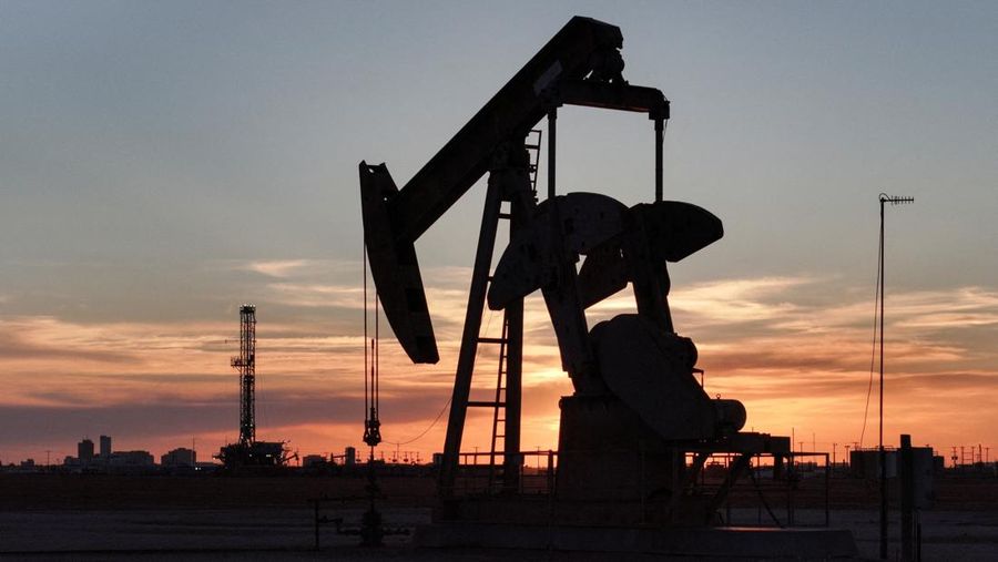 Pemandangan dari drone yang memperlihatkan pompa minyak dan anjungan pengeboran di selatan Midland, Texas, AS, 11 Juni 2025. (REUTERS/Eli Hartman/File Foto)