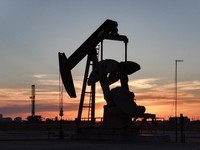 Pemandangan dari drone yang memperlihatkan pompa minyak dan anjungan pengeboran di selatan Midland, Texas, AS, 11 Juni 2025. (REUTERS/Eli Hartman/File Foto)