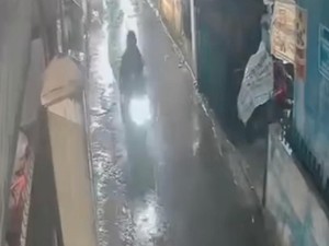 Viral! Maling Gasak Karung Paket Kurir di Gang Sempit Bandung