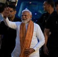 Perdana Menteri India Narendra Modi menyapa para pendukungnya saat tiba di markas besar Partai Bharatiya Janata (BJP) setelah BJP memenangkan pemilihan majelis negara bagian Assam dan berada di jalur untuk memenangkan Bengal Barat, di New Delhi, Indi