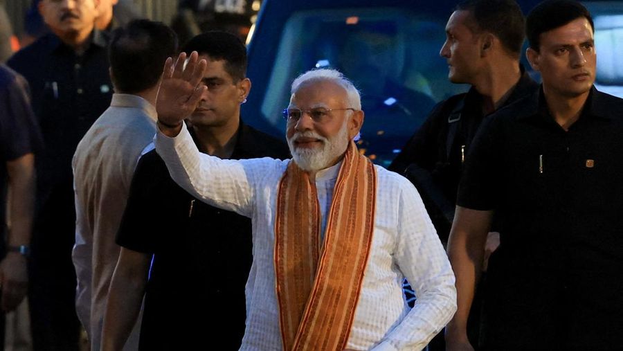 Perdana Menteri India Narendra Modi menyapa para pendukungnya saat tiba di markas besar Partai Bharatiya Janata (BJP) setelah BJP memenangkan pemilihan majelis negara bagian Assam dan berada di jalur untuk memenangkan Bengal Barat, di New Delhi, Indi
