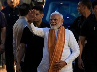 Perdana Menteri India Narendra Modi menyapa para pendukungnya saat tiba di markas besar Partai Bharatiya Janata (BJP) setelah BJP memenangkan pemilihan majelis negara bagian Assam dan berada di jalur untuk memenangkan Bengal Barat, di New Delhi, Indi