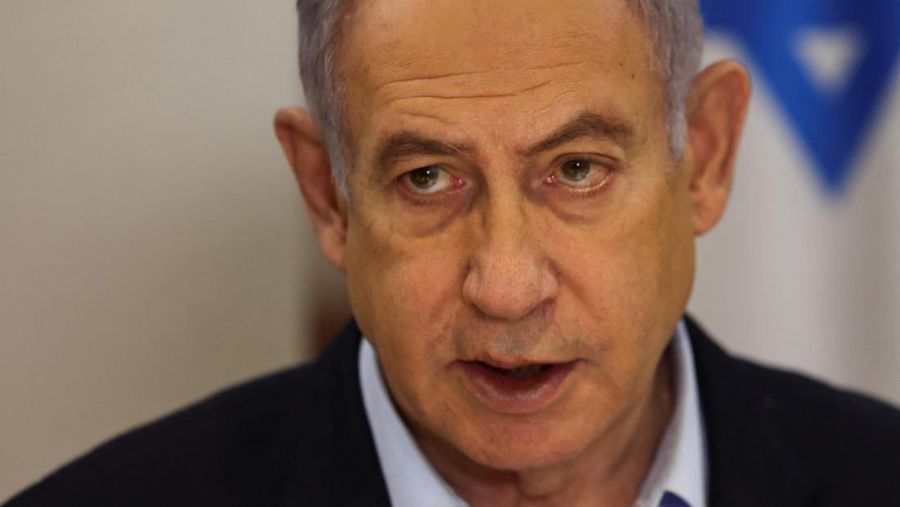 Perdana Menteri Israel Benjamin Netanyahu mengadakan rapat kabinet mingguan di Kementerian Pertahanan di Tel Aviv, Israel, 7 Januari 2024. (REUTERS/Ronen Zvulun/Pool/File Foto)