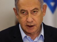 Perdana Menteri Israel Benjamin Netanyahu mengadakan rapat kabinet mingguan di Kementerian Pertahanan di Tel Aviv, Israel, 7 Januari 2024. (REUTERS/Ronen Zvulun/Pool/File Foto)