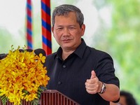 Perdana Menteri Kamboja Hun Manet sedang berbicara selama upacara peletakan batu pertama pembangunan proyek kanal Funan Techo bagian 2 di provinsi Takeo. (Photo by Handout / Agence Kampuchea Press (AKP) / AFP)