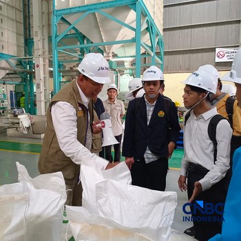 Perum Bulog mengundang mahasiswa yang tergabung dalam Badan Eksekutif Mahasiswa (BEM) se-Indonesia untuk meninjau langsung kondisi gudang beras di Kelapa Gading, Jakarta Utara, Rabu (6/5/2026). (CNBC Indonesia/Martyasari Rizky)