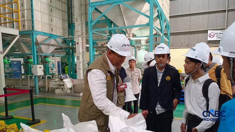 Perum Bulog mengundang mahasiswa yang tergabung dalam Badan Eksekutif Mahasiswa (BEM) se-Indonesia untuk meninjau langsung kondisi gudang beras di Kelapa Gading, Jakarta Utara, Rabu (6/5/2026). (CNBC Indonesia/Martyasari Rizky)