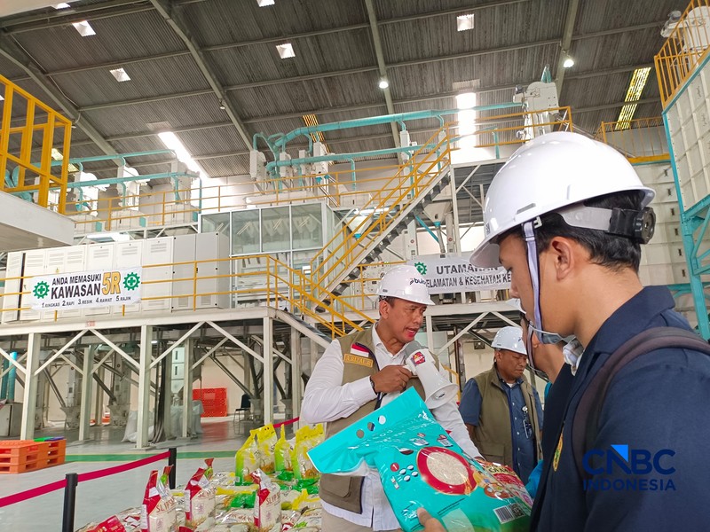 Perum Bulog mengundang mahasiswa yang tergabung dalam Badan Eksekutif Mahasiswa (BEM) se-Indonesia untuk meninjau langsung kondisi gudang beras di Kelapa Gading, Jakarta Utara, Rabu (6/5/2026). (CNBC Indonesia/Martyasari Rizky)