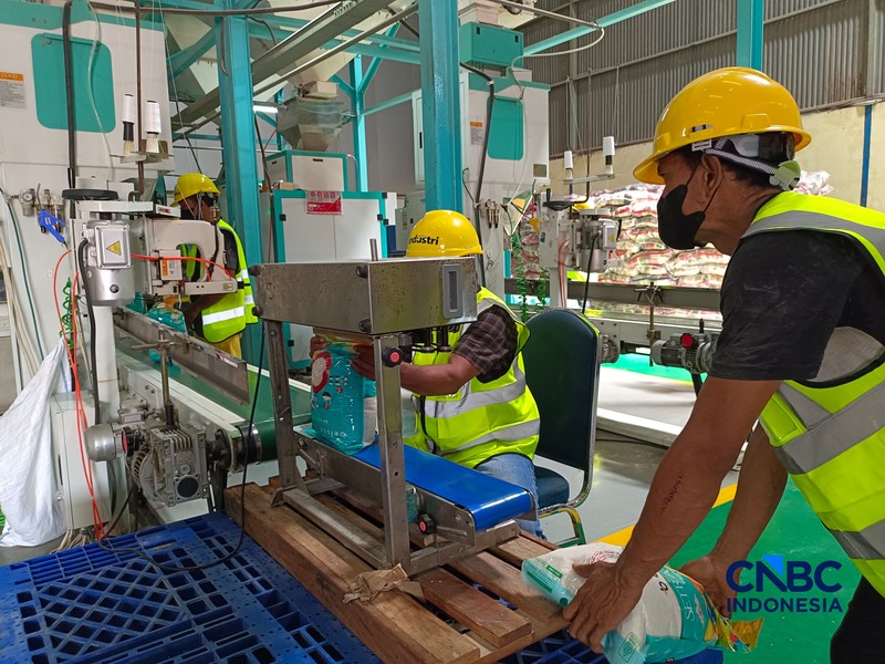 Perum Bulog mengundang mahasiswa yang tergabung dalam Badan Eksekutif Mahasiswa (BEM) se-Indonesia untuk meninjau langsung kondisi gudang beras di Kelapa Gading, Jakarta Utara, Rabu (6/5/2026). (CNBC Indonesia/Martyasari Rizky)