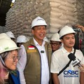 Perum Bulog mengundang mahasiswa yang tergabung dalam Badan Eksekutif Mahasiswa (BEM) se-Indonesia untuk meninjau langsung kondisi gudang beras di Kelapa Gading, Jakarta Utara, Rabu (6/5/2026). (CNBC Indonesia/Martyasari Rizky)