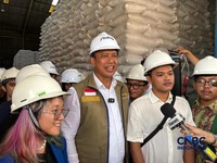 Perum Bulog mengundang mahasiswa yang tergabung dalam Badan Eksekutif Mahasiswa (BEM) se-Indonesia untuk meninjau langsung kondisi gudang beras di Kelapa Gading, Jakarta Utara, Rabu (6/5/2026). (CNBC Indonesia/Martyasari Rizky)