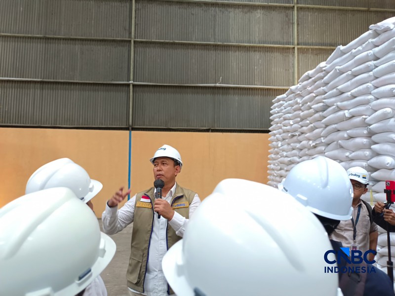 Perum Bulog mengundang mahasiswa yang tergabung dalam Badan Eksekutif Mahasiswa (BEM) se-Indonesia untuk meninjau langsung kondisi gudang beras di Kelapa Gading, Jakarta Utara, Rabu (6/5/2026). (CNBC Indonesia/Martyasari Rizky)
