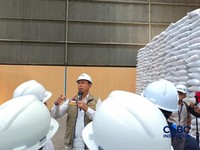 Perum Bulog mengundang mahasiswa yang tergabung dalam Badan Eksekutif Mahasiswa (BEM) se-Indonesia untuk meninjau langsung kondisi gudang beras di Kelapa Gading, Jakarta Utara, Rabu (6/5/2026). (CNBC Indonesia/Martyasari Rizky)