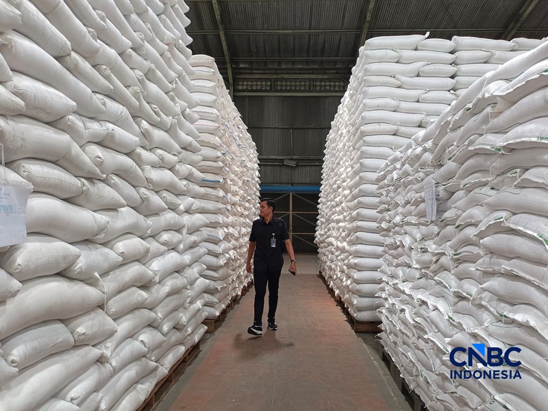 Perum Bulog mengundang mahasiswa yang tergabung dalam Badan Eksekutif Mahasiswa (BEM) se-Indonesia untuk meninjau langsung kondisi gudang beras di Kelapa Gading, Jakarta Utara, Rabu (6/5/2026). (CNBC Indonesia/Martyasari Rizky)