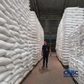 Perum Bulog mengundang mahasiswa yang tergabung dalam Badan Eksekutif Mahasiswa (BEM) se-Indonesia untuk meninjau langsung kondisi gudang beras di Kelapa Gading, Jakarta Utara, Rabu (6/5/2026). (CNBC Indonesia/Martyasari Rizky)