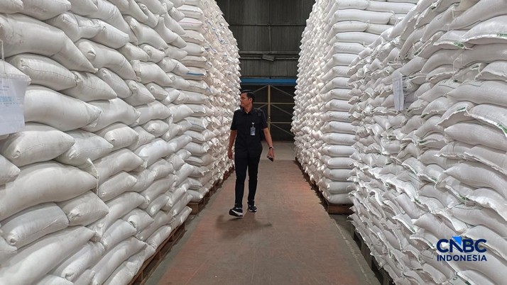 Perum Bulog mengundang mahasiswa yang tergabung dalam Badan Eksekutif Mahasiswa (BEM) se-Indonesia untuk meninjau langsung kondisi gudang beras di Kelapa Gading, Jakarta Utara, Rabu (6/5/2026). (CNBC Indonesia/Martyasari Rizky)