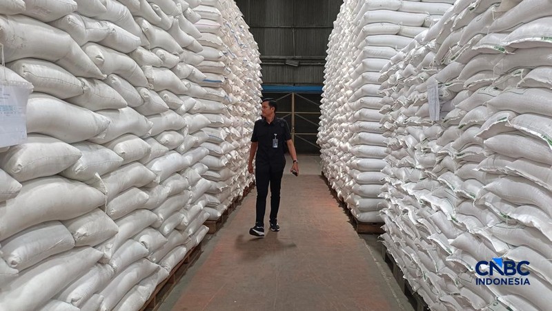 Perum Bulog mengundang mahasiswa yang tergabung dalam Badan Eksekutif Mahasiswa (BEM) se-Indonesia untuk meninjau langsung kondisi gudang beras di Kelapa Gading, Jakarta Utara, Rabu (6/5/2026).