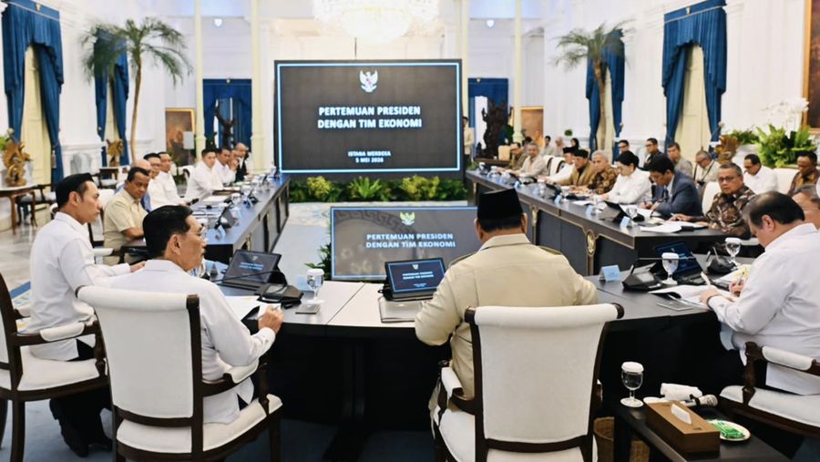Presiden Prabowo Subianto memimpin Rapat Terbatas bersama jajaran Kabinet Merah Putih dan Komite Stabilitas Sistem Keuangan (KSSK) di Istana Merdeka, Jakarta, pada Selasa, 5 Mei 2026. (Instagram/Sekretariat.kabinet)