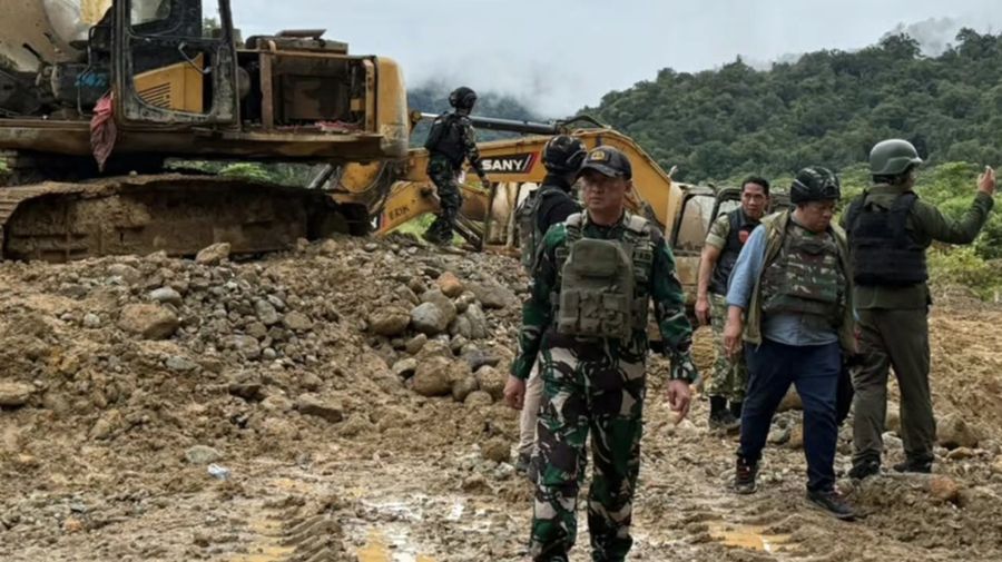 Satgas PKH Halilintar Sita 10 Alat Berat, 1 Kapal Keruk, dan Amankan 200 Hektar Pertambangan Emas llegal di Nabire Papua Tengah. (Tangkapan Layar Instagram/Satgaspkhofficial)