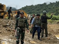 Satgas PKH Halilintar Sita 10 Alat Berat, 1 Kapal Keruk, dan Amankan 200 Hektar Pertambangan Emas llegal di Nabire Papua Tengah. (Tangkapan Layar Instagram/Satgaspkhofficial)