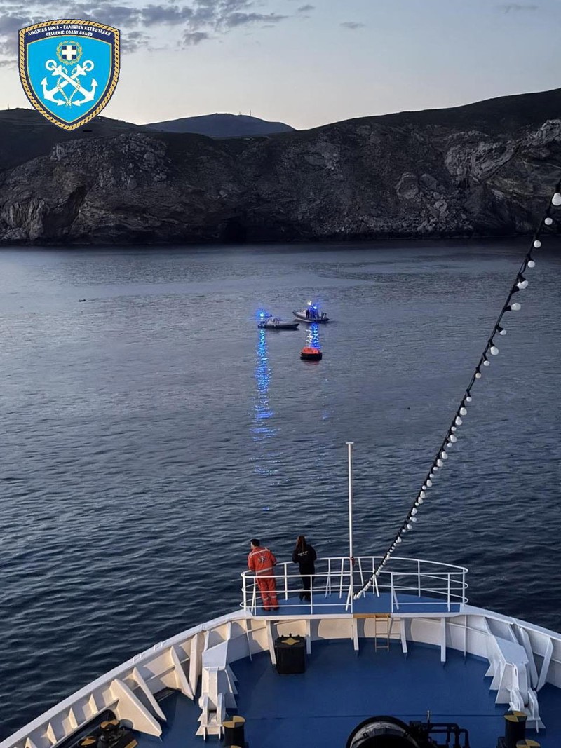 Para anggota Penjaga Pantai Yunani ikut serta dalam operasi pencegahan pencemaran laut, setelah sebuah kapal kargo kandas dan tenggelam di lepas pantai pulau Andros, Yunani, 6 Mei 2026. (Hellenic Coast Guard/Handout via REUTERS)