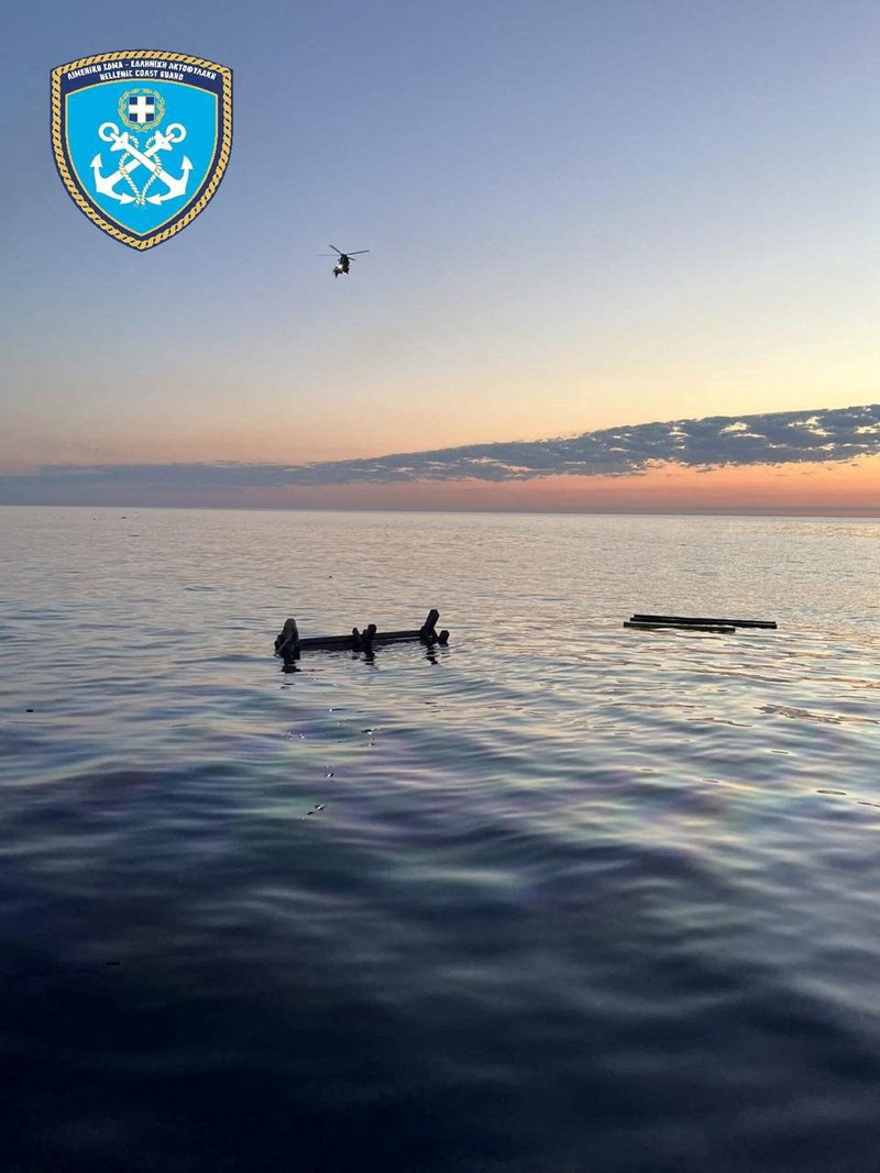 Para anggota Penjaga Pantai Yunani ikut serta dalam operasi pencegahan pencemaran laut, setelah sebuah kapal kargo kandas dan tenggelam di lepas pantai pulau Andros, Yunani, 6 Mei 2026. (Hellenic Coast Guard/Handout via REUTERS)