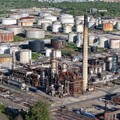 Sebuah tayangan drone menunjukkan Kilang Minyak Stanlow milik Essar Energy, kilang terbesar kedua di Inggris yang memproduksi sekitar seperenam bensin negara itu, bersama dengan bahan bakar jet dan diesel, di Ellesmere Port, Inggris, 30 April 2026. (